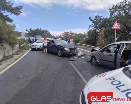 Дрогиран шофьор предизвика челна катастрофа с пловдивска кола на пътя Варна-Бургас, има жертва