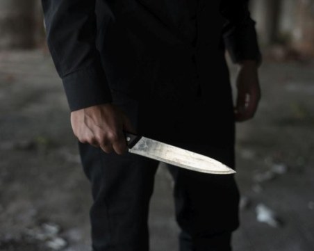 Мъж наръга двама души пред хотел в Златоград