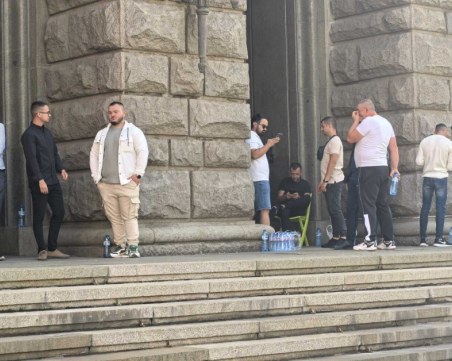 Представители от двете фракции в ДПС чакат за регистрация пред ЦИК