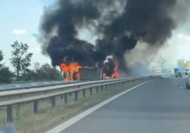 Два камиона горят в този момент на автомагистрала Тракия Превозните