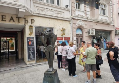 Опашка се изви пред касата на Сцена на кръстопът още