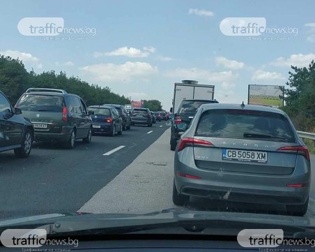 Адска тапа заради горящите тирове на АМ „Тракия