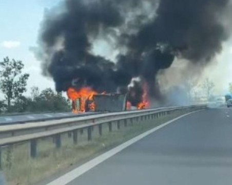 Два камиона горят на АМ 