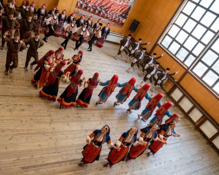 Фотоизложба разказва 50-годишната история на ансамбъл 