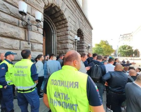 Напрежение пред ЦИК: Комисията се събира извънредно, регистрацията се отлага