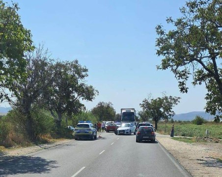 Верижна катастрофа с 4 коли блокира пътя Карлово – Пловдив