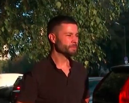 Взеха книжката на мъж, защото била преиздадена в Австрия - а той дори не е пътувал в чужбина