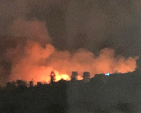 Голям пожар избухна в Асеновград, 5 екипа огнеборци се борят с пламъците *