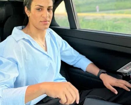 Имане Халиф се фука със скъпа чанта