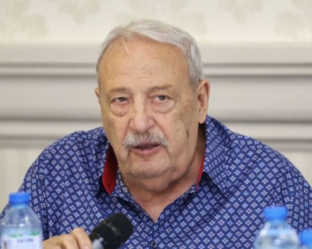 Почина Иван Гарелов