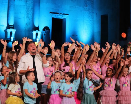 Талантите от Арт Войс център отбелязаха своята 10-годишнина с грандиозен спектакъл на Античния театър