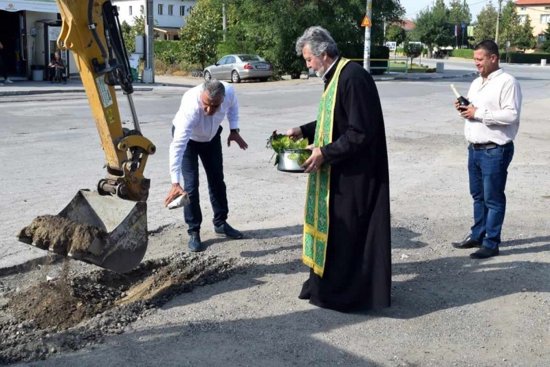 Изграждат нов път в Крислово