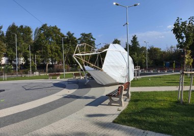 Инсталацията Светове на Емил Миразчиев монтирана на новата детска площадка