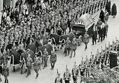 През 1698 г Като опит да внесе западна култура сред дворянството