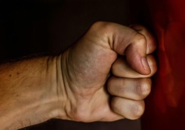 Управител на заведение преби сервитьорка в Бургас съобщават от полицията Прочетете