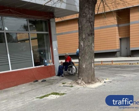 Бездомниците, живеещи до пловдивски мол, се завърнаха, мизерията и пиянските нощи – също