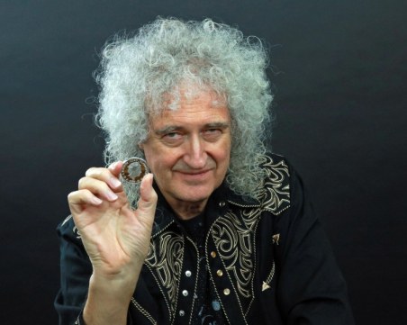 Китаристът на Queen получи инсулт