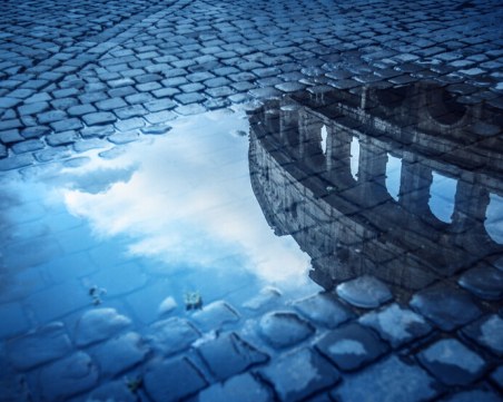 Наводнения в Рим, мълния удари древната арка