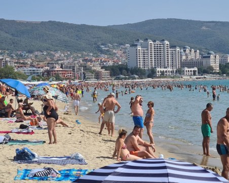 Плажове по родното Черноморие се пръскат по шевовете