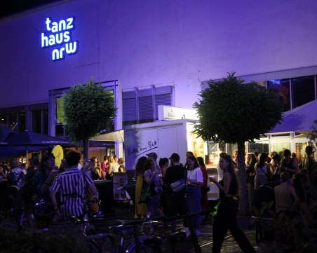 Под шапката на 