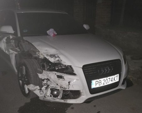 Шофьорът, помлял 4 коли в Асеновград, изоставил не само колата си, но и приятелката си в нея