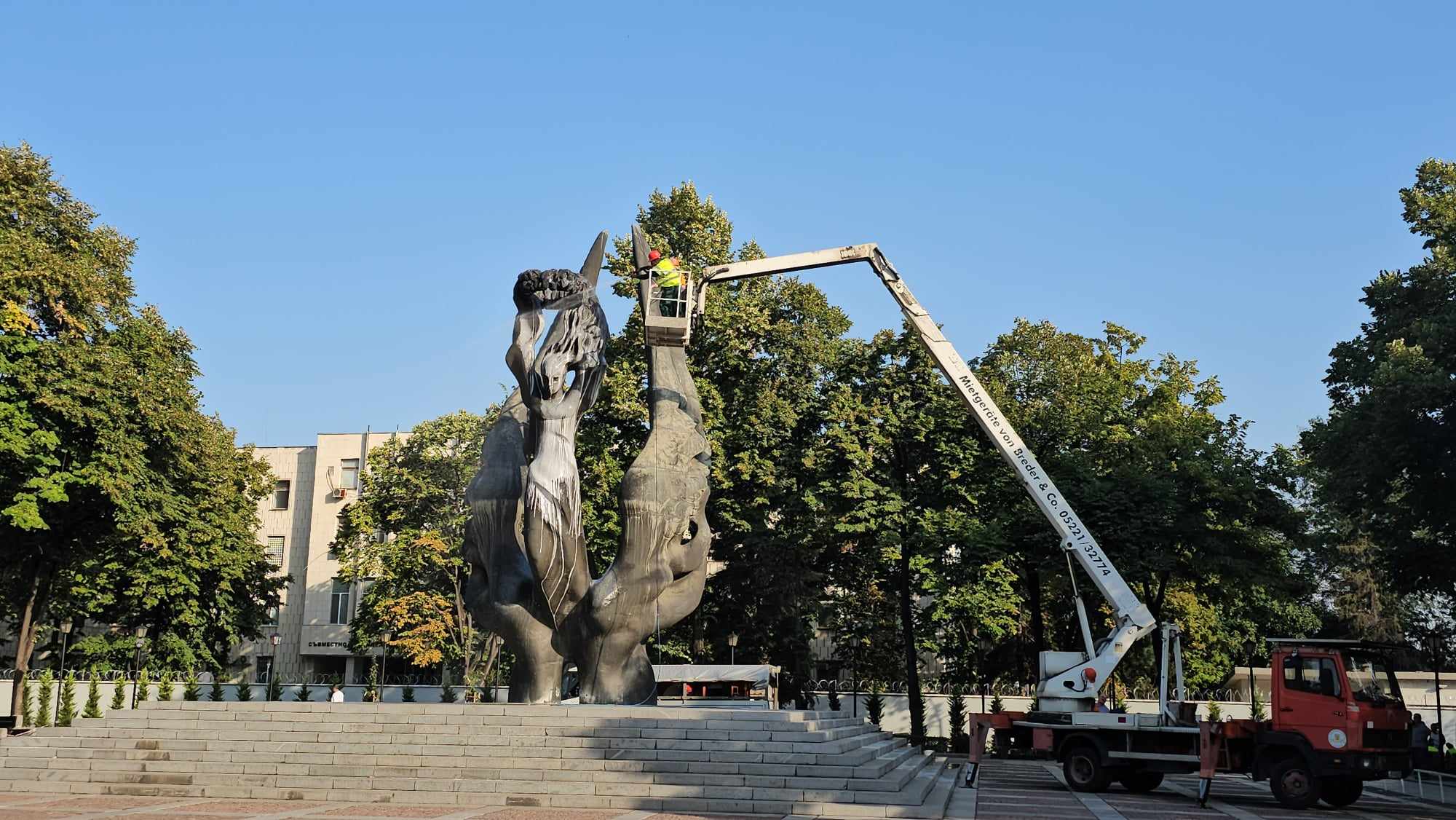 С аромат на лавандула: Паметникът на Съединението бе традиционно измит преди големия празник ВИДЕО