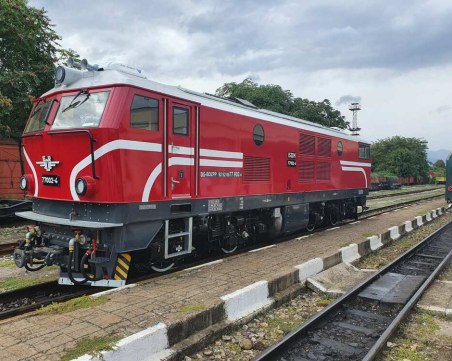 Един човек е загинал, а друг е ранен, след като влак блъсна автомобил