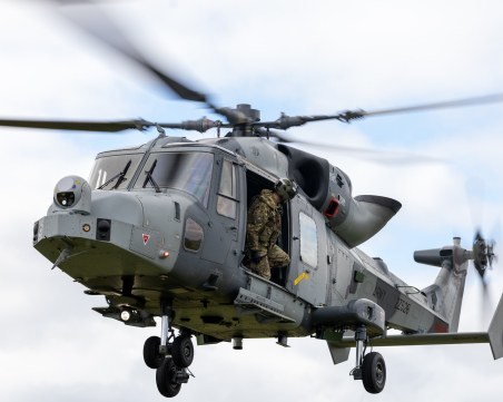 Един загина при падането на британски военен хеликоптер в Ламанша