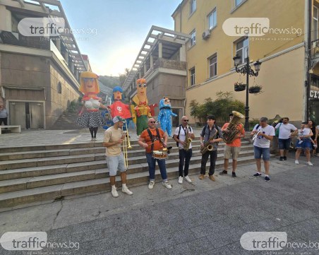 Грамадно куклено семейство и Марица брас бенд разиграха Главната на Пловдив