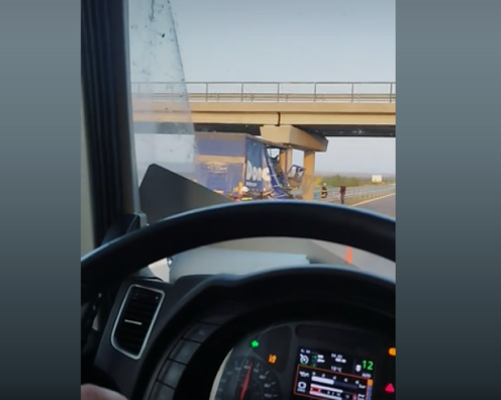 Камион се вряза в колона на надлез на 