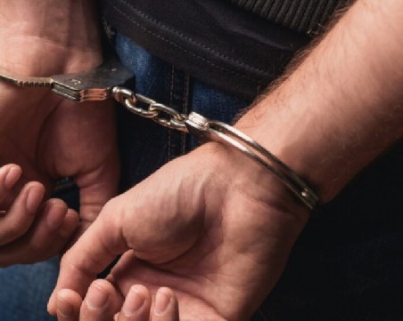 Крадец отмъкна златен накит от възрастна жена в Столипиново, полицията го арестува