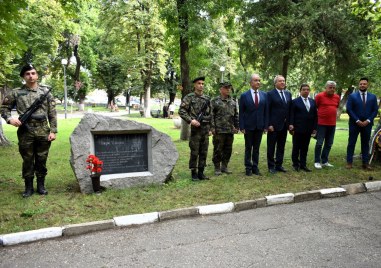 Кметът на Асеновград д р Христо Грудев поднесе венец в знак