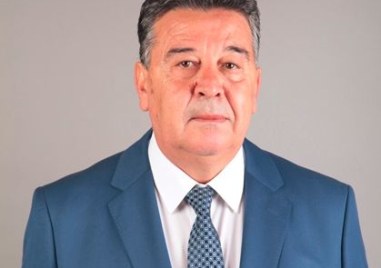 Председателят на Общински съвет Пловдив Атанас Узунов  с поздравителен адрес по