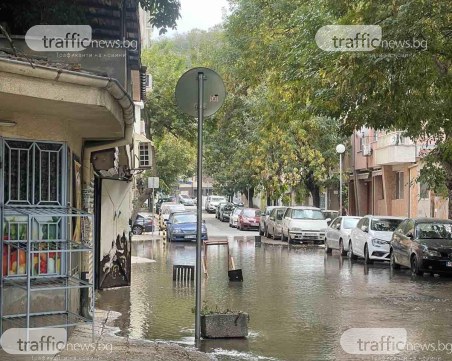 Голяма авария наводни кръстовище в центъра, вода извира изпод асфалта