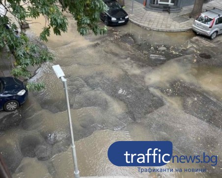 ВиК спря бликащата вода по улица в Пловдив, автомобил пречи за отстраняването на аварията