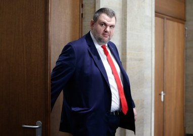 Самозабравата на Радев го тласна към явна намеса не просто