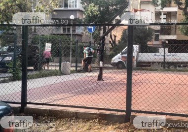 Млад мъж почиства и облагородява спортна площадка в центъра на