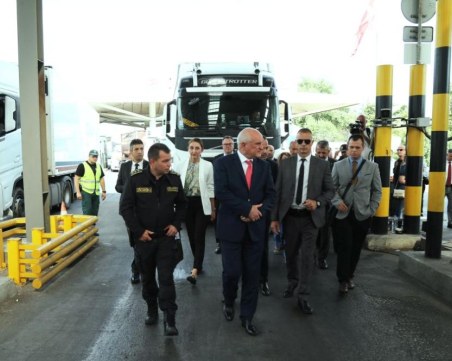 Държавата може да поеме управлението на буферните паркинги по границите