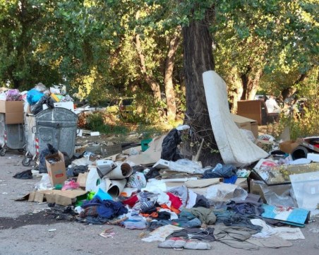 Истинско сметище изникна на паркинг в Пловдив