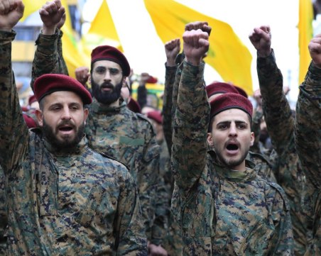 Израел атакува военни съоръжения на 