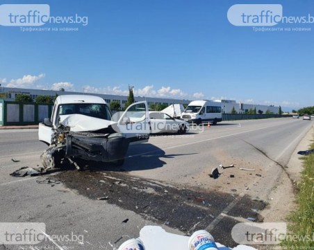 Кола се вряза в дърво край Пловдив, трима са пострадали