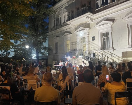 Таен концерт в двора на район „Централен