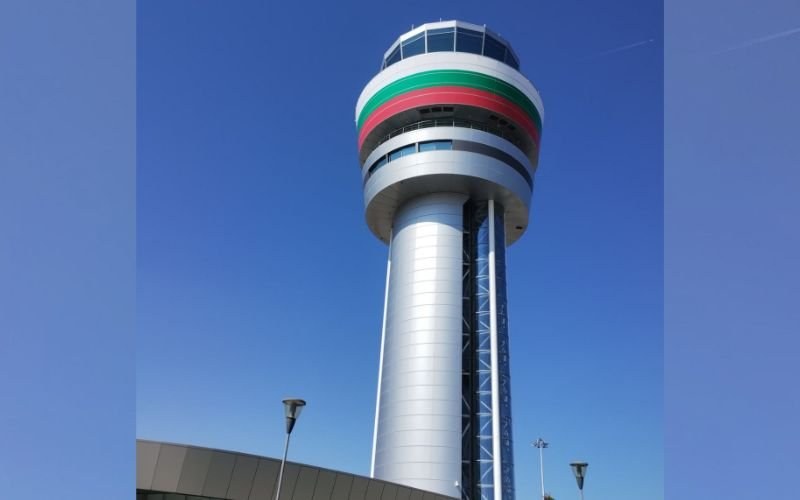 Контролната кула на летище София вече е в цветовете на националното знаме