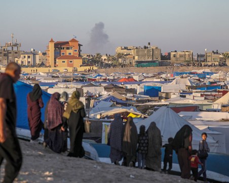 Десетки жертви и ранени при израелски удар по палатков лагер в Газа