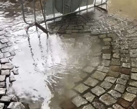 Голяма авария наводни улица в центъра на Пловдив, ВиК се заеха с проблема ВИДЕО