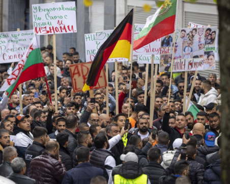 Изселват десетки семейства от Столипиново от жилищата им в Дуисбург