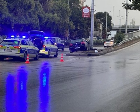 Кола се заби в стълб на надлез 