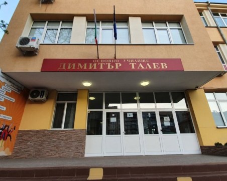 Министърът на образованието: Има забрана за телефони в класните стаи