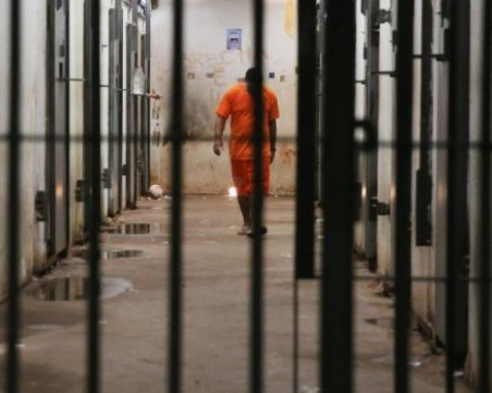 Няма място в затворите във Великобритания, пускат хиляди на свобода