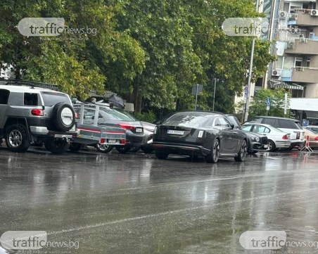 Пловдивчанин: Къде са общинска полиция? Докога ще се позволява на лъскави коли да спират така?